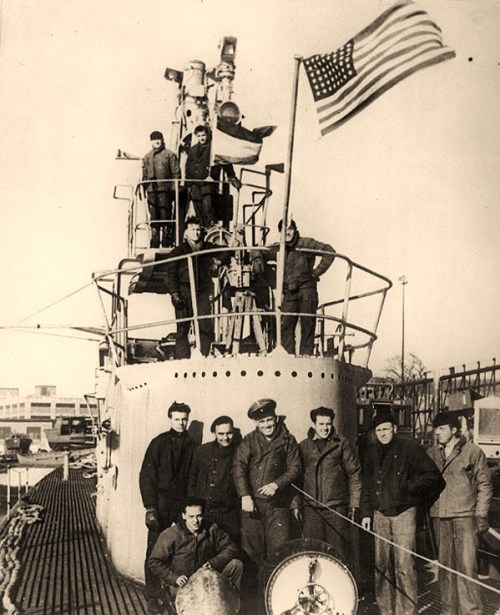 USS Sailfish (SS-192)Crewmembers pose by the after end of the conning tower, while Sailfish was at Naval Submarine Base, New London, Groton, Connecticut, in 1945. Her Presidential Unit Citation flag is flying behind the periscope sheers, in upper center. Original photo is dated September 1945. Official U.S. Navy Photograph, now in the collections of the National Archives.